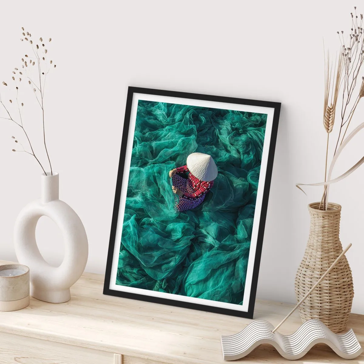 Poster in een zwarte lijst - In een zee van netten - 40x50 cm