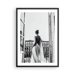 Poster in een zwarte lijst - Een vrouw in witte stof op een balkon met uitzicht op de stad - 50x70cm - De zintuigen wakker maken - Moderne wanddecoratie voor woonkamer en slaapkamer ARTTOR