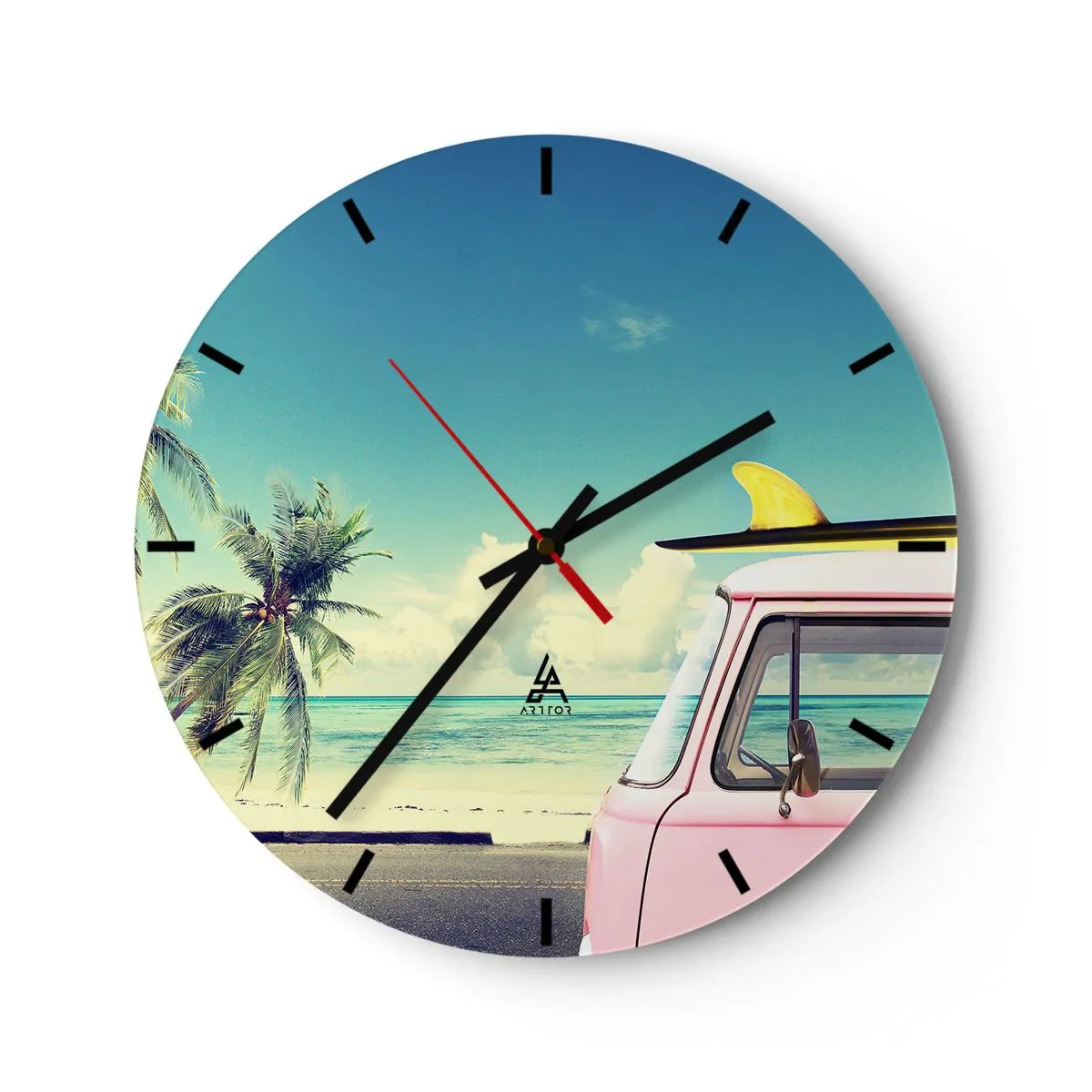 Wandklok - Klok - Roze busje met surfplank op het strand - 30x30cm - Tijd om aan je vakantie te beginnen. - Moderne wanddecoratie voor woonkamer, keuken en slaapkamer ARTTOR