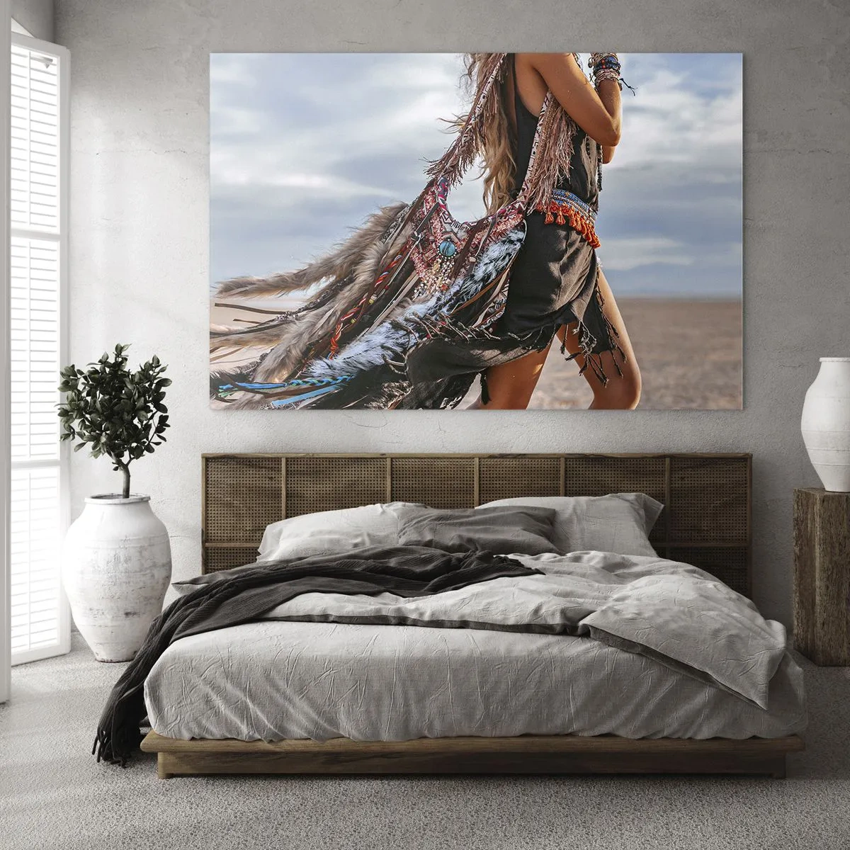 Schilderen op glas - Vrouw in boho-stijl met veren en versieringen tegen een woestijnachtergrond - 70x50cm - Het meisje van de sjamaan - Moderne wanddecoratie voor woonkamer en slaapkamer ARTTOR