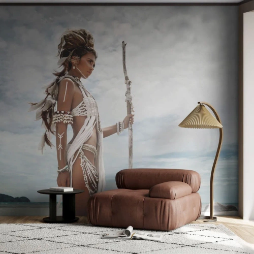 Fotobehang Standard Eco - Etnische krijgsvrouw tegen een tropische strandachtergrond - 100x70cm - Koningin van de tropen - Moderne wanddecoratie voor woonkamer en slaapkamer ARTTOR