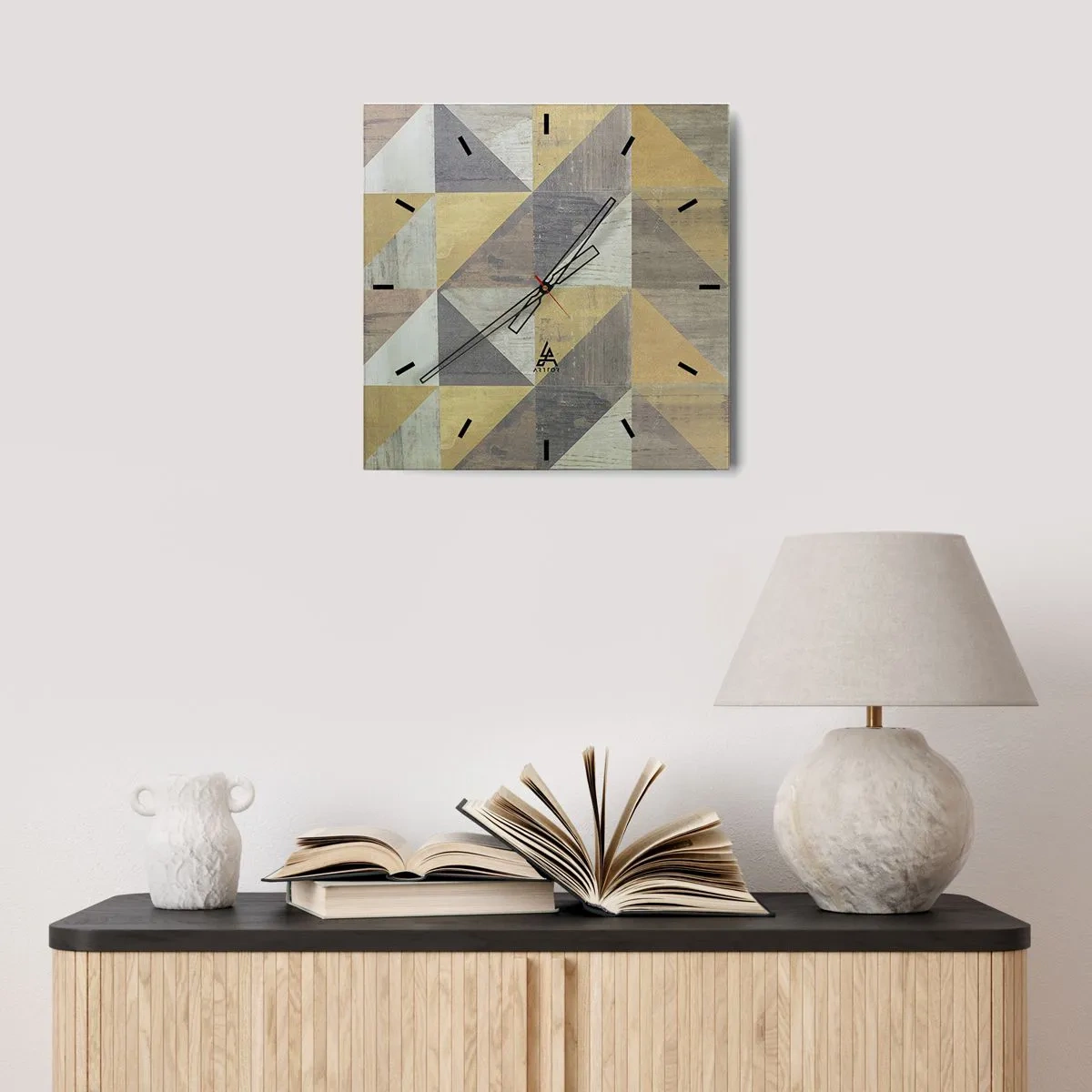 Wandklok - Klok - Op de hoek van de driehoek - 30x30 cm