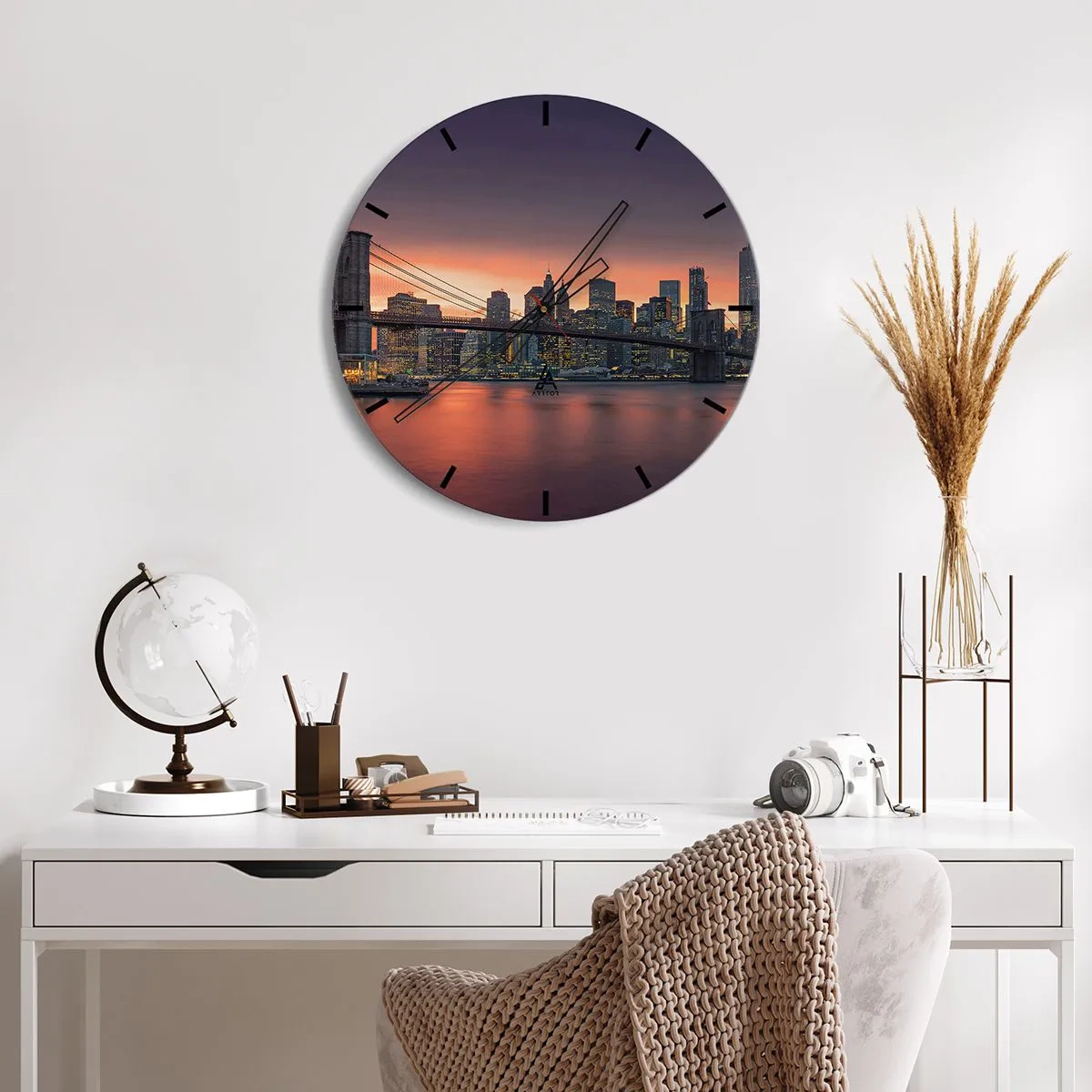 Wandklok - Klok - Panorama van de stad met de brug bij zonsondergang - 30x30cm - Ondergedompeld in lila stilte - Moderne wanddecoratie voor woonkamer, keuken en slaapkamer ARTTOR