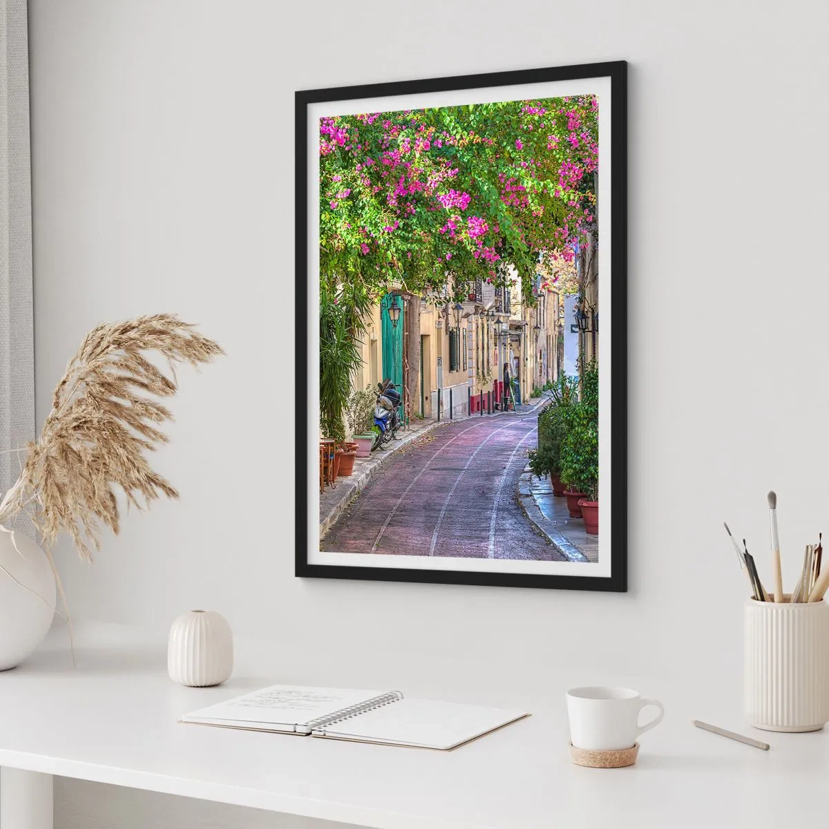 Poster in een zwarte lijst - Een kleurrijke straat met bloeiende bloemen en klassieke architectuur - 50x70cm - Bloeiende steeg - Moderne wanddecoratie voor woonkamer en slaapkamer ARTTOR