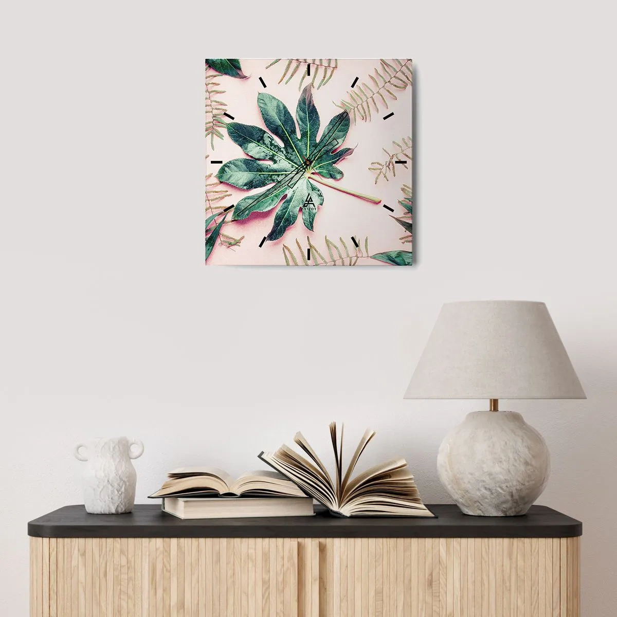 Wandklok - Klok - Een studie van groen op een roze achtergrond - 30x30 cm