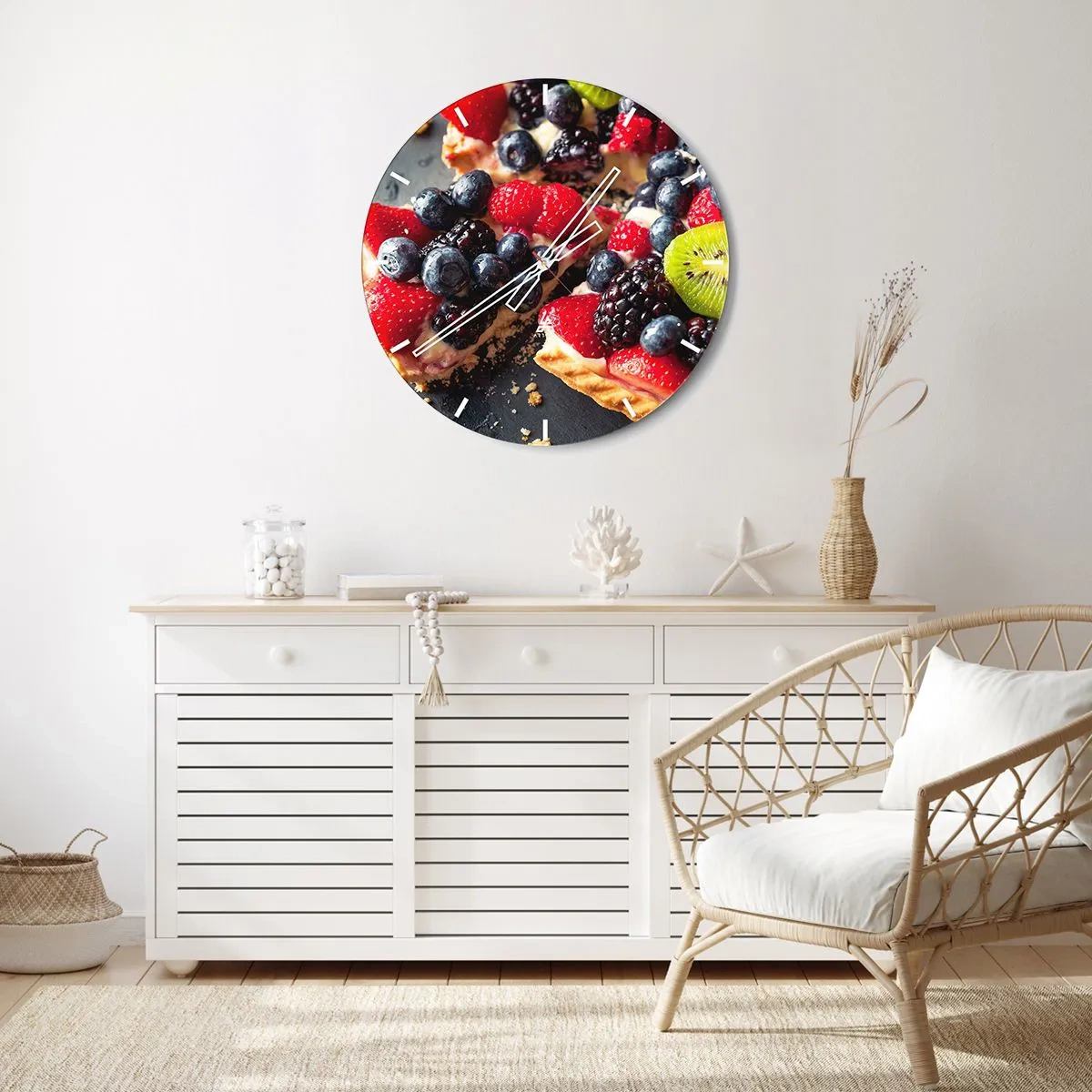 Wandklok - Klok - Fruitdessert met bessen en kiwi op een zwarte achtergrond - 30x30cm - Dolce vita! - Moderne wanddecoratie voor woonkamer, keuken en slaapkamer ARTTOR