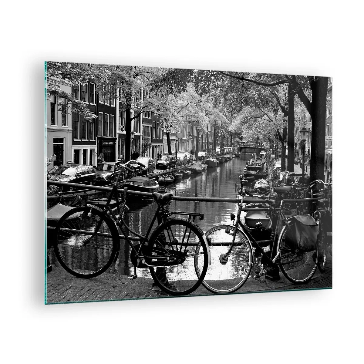 Schilderen op glas - Zwart-witbeeld van een kanaal met fietsen en boten - 70x50cm - Een heel Nederlands uitzicht - Moderne wanddecoratie voor woonkamer en slaapkamer ARTTOR