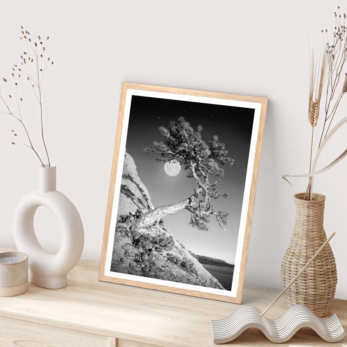 Een poster in een licht eiken lijst - Een zegevierende jager - 61x91 cm