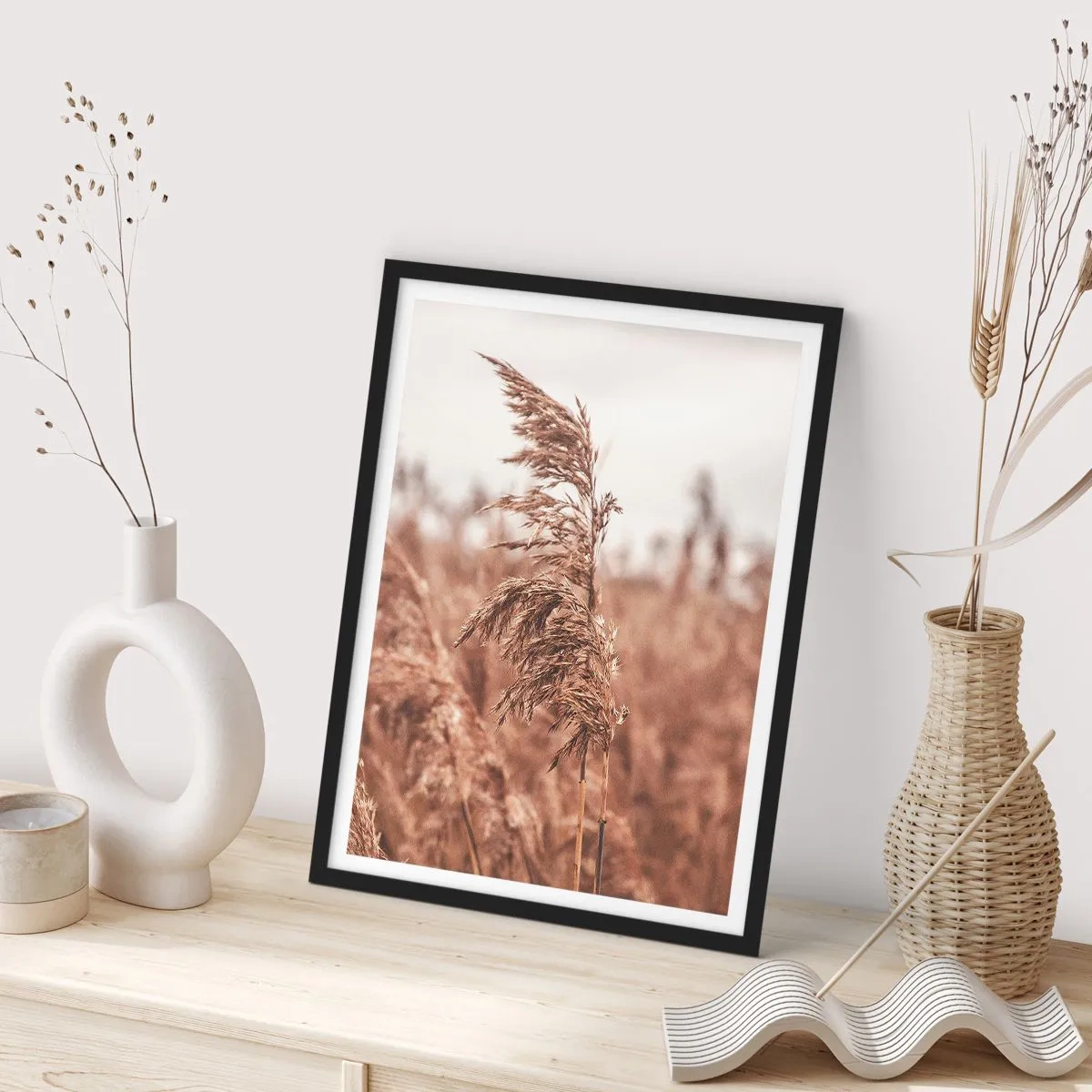 Poster in een zwarte lijst - Gras tegen een mistig landschap in natuurlijke kleuren - 50x70cm - Het is al herfst in de velden - Moderne wanddecoratie voor woonkamer en slaapkamer ARTTOR