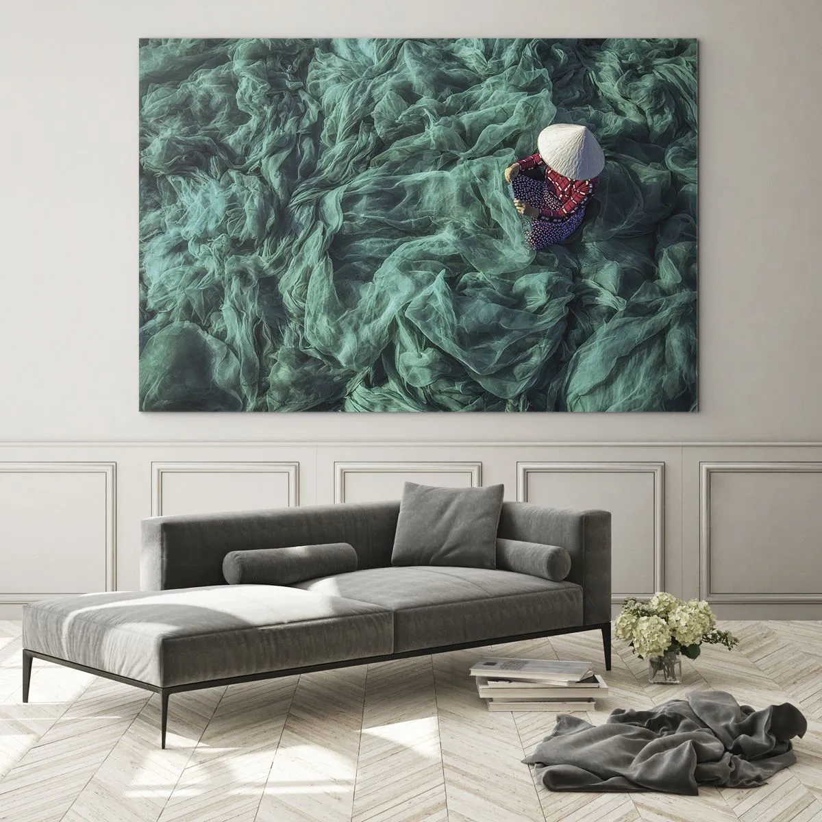 Schilderen op glas - Een vrouw met een traditionele hoed die netten repareert - 70x50cm - In een zee van netten - Moderne wanddecoratie voor woonkamer en slaapkamer ARTTOR