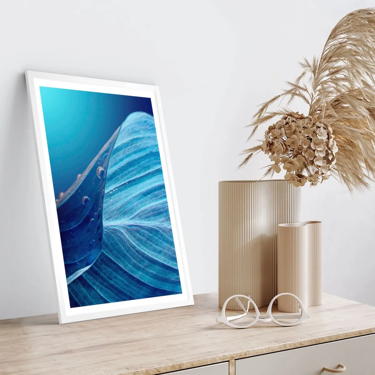 Poster in een witte lijst - Verborgen druppels blauw - 70x100 cm