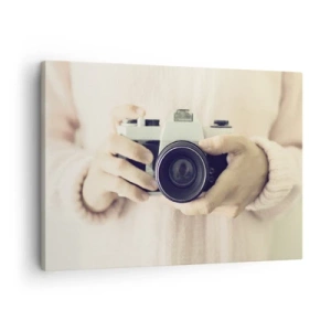 Schilderen op canvas - Retrocamera in handen tegen een lichte achtergrond - 70x50cm - Om meer te zien... - Moderne wanddecoratie voor woonkamer en slaapkamer ARTTOR