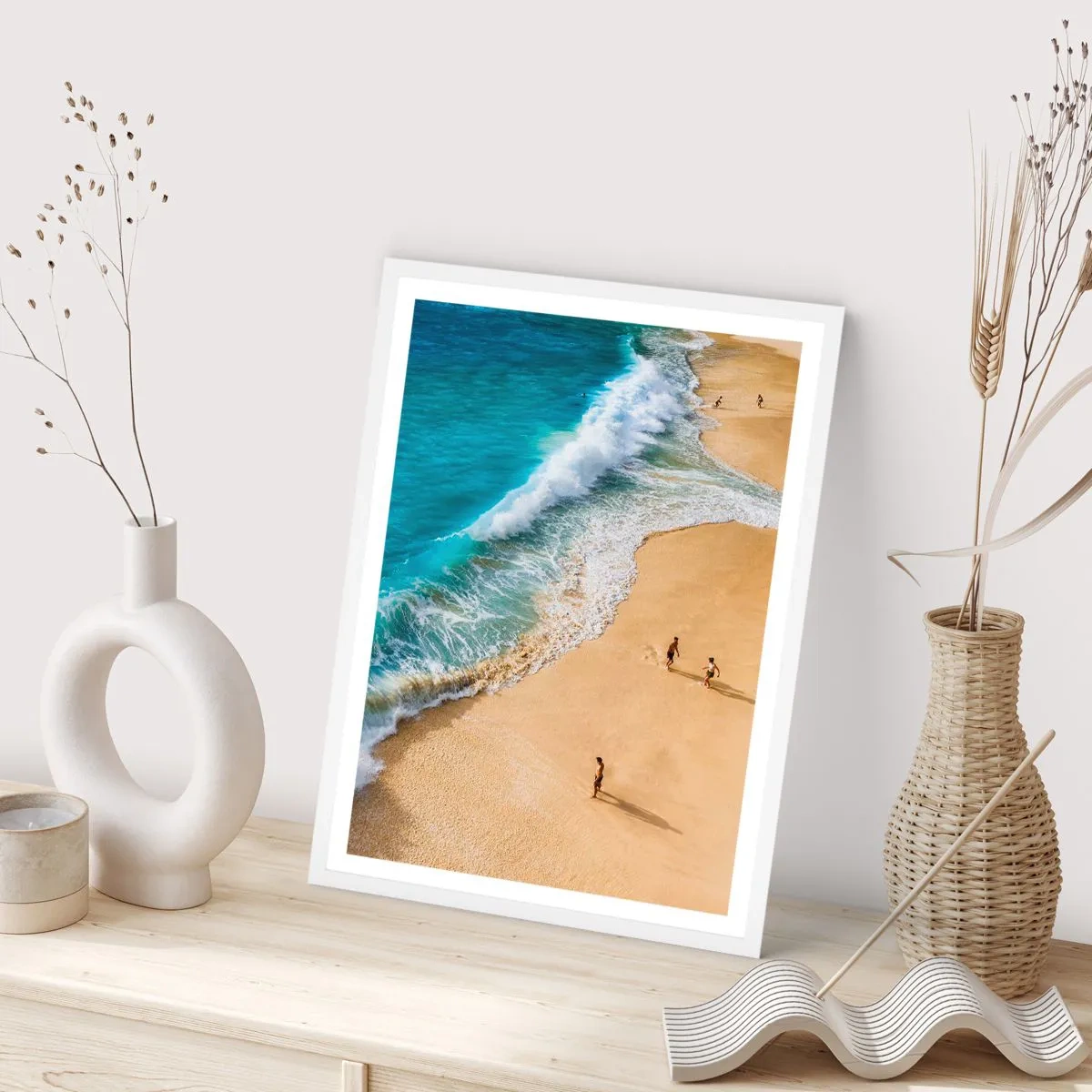 Poster in een witte lijst - En dan de zon, het strand… - 70x100 cm