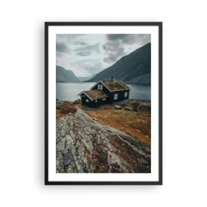 Poster in een zwarte lijst - Een eenzaam huisje aan een fjord in een ruig Scandinavisch landschap - 50x70cm - Een zomerverblijf aan het fjord - Moderne wanddecoratie voor woonkamer en slaapkamer ARTTOR