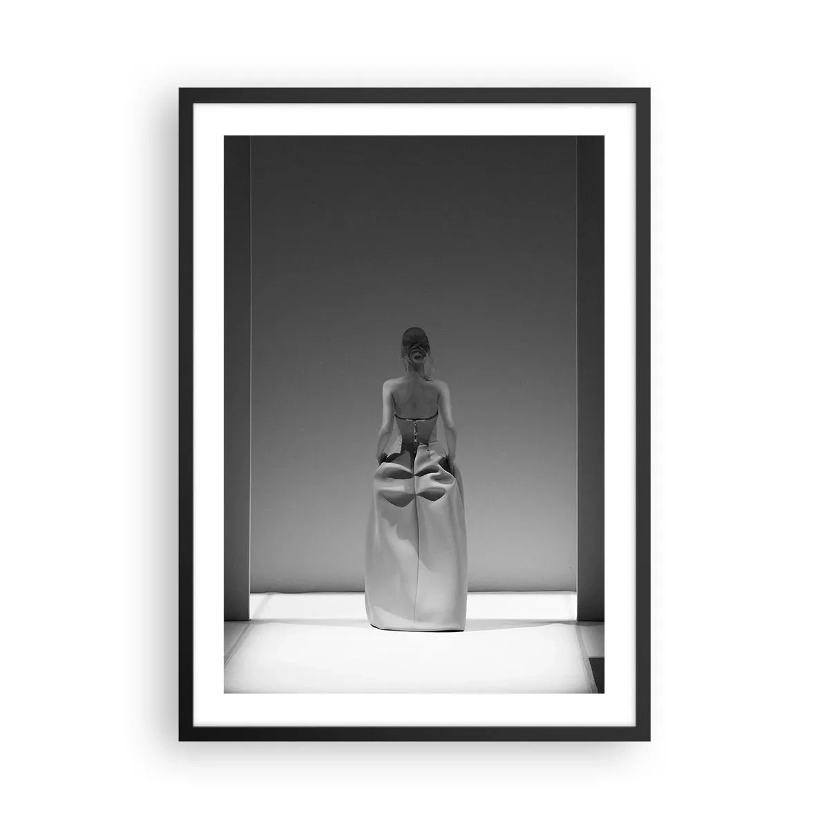 Poster in een zwarte lijst - Een minimalistische zwart-witfoto van een vrouw op de catwalk. - 50x70cm - Verfijnde eenvoud - Moderne wanddecoratie voor woonkamer en slaapkamer ARTTOR