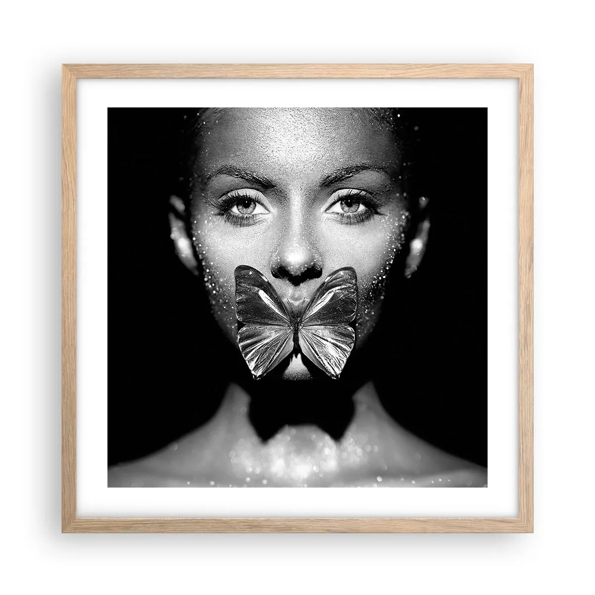 Een poster in een licht eiken lijst - Vlinder kus - 50x50 cm