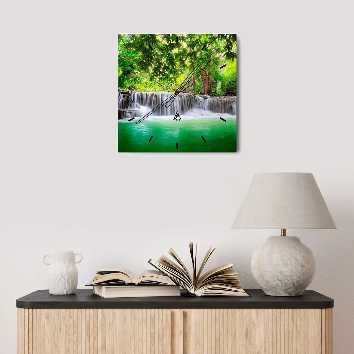 Wandklok - Klok - Een waterval in het groen - 40x40 cm
