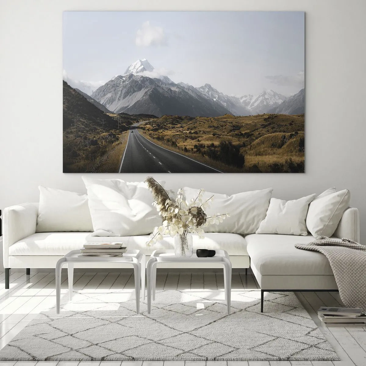Schilderen op glas - Een asfaltweg die naar de met sneeuw bedekte bergen leidt - 70x50cm - De weg naar het hart van de bergen - Moderne wanddecoratie voor woonkamer en slaapkamer ARTTOR