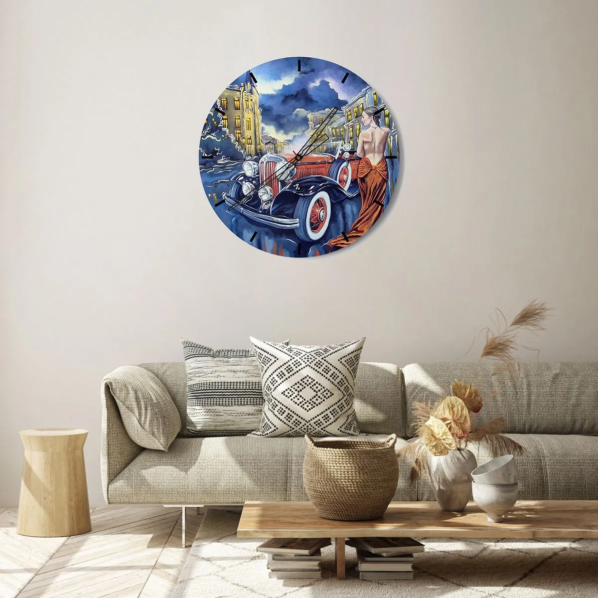 Wandklok - Klok - Een vrouw in een oranje jurk naast een retro-auto met een stad op de achtergrond. - 30x30cm - Nocturne in blauw en koraal - Moderne wanddecoratie voor woonkamer, keuken en slaapkamer ARTTOR