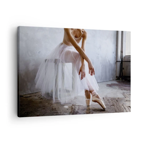 Schilderen op canvas - Een ballerina in een delicate pose tegen een industriële achtergrond - 70x50cm - Voordat de oprijlichten schijnen - Moderne wanddecoratie voor woonkamer en slaapkamer ARTTOR