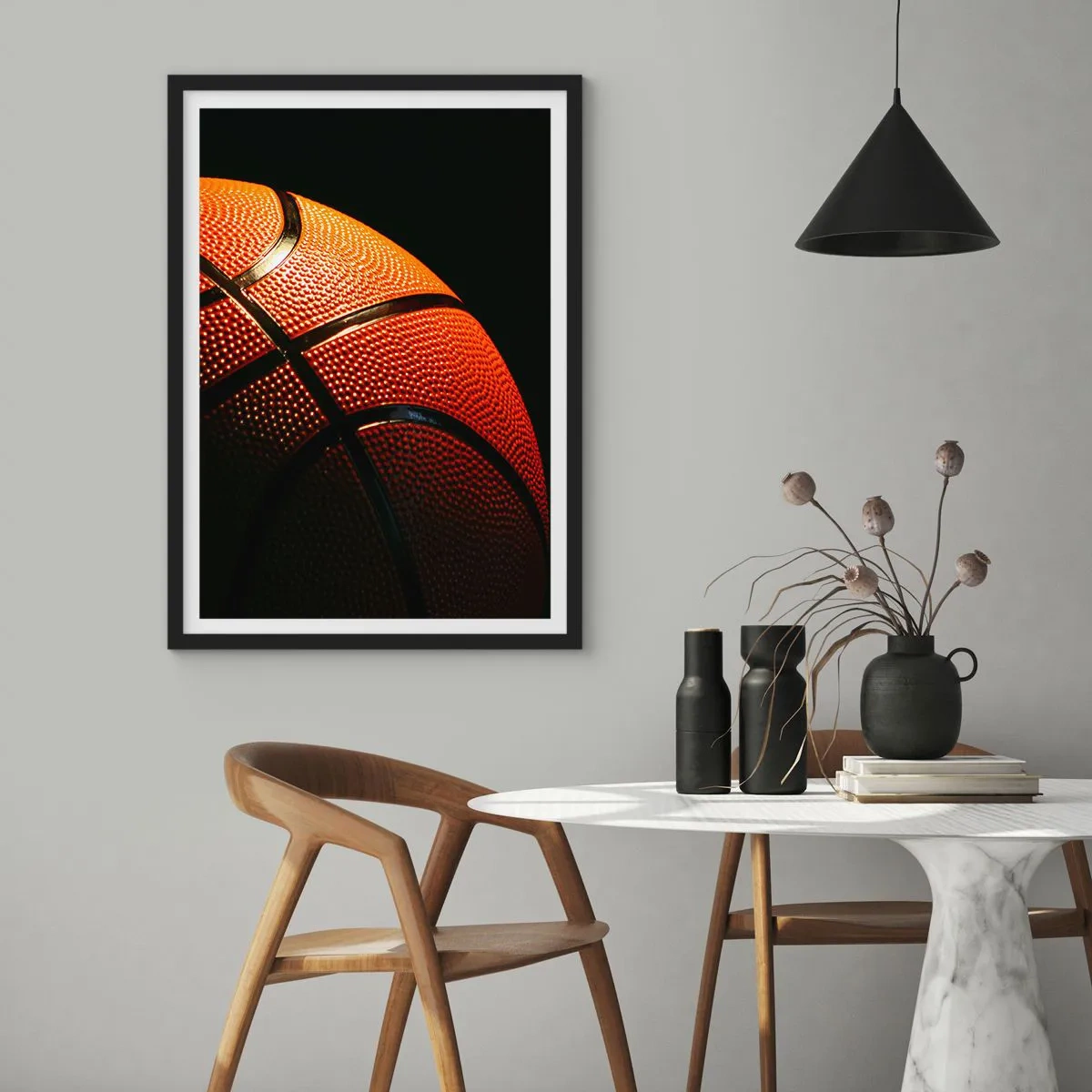 Poster in een zwarte lijst - Close-up van een basketbal in de schijnwerpers - 50x70cm - Mooi als een planeet - Moderne wanddecoratie voor woonkamer en slaapkamer ARTTOR