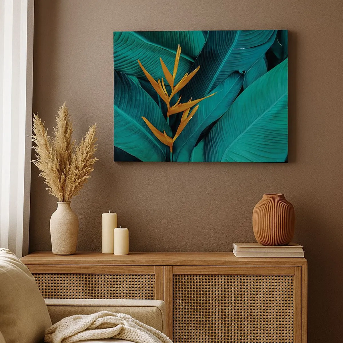 Schilderen op canvas - Een exotische bloem tegen een achtergrond van bananenbladeren in turquoise tinten. - 70x50cm - Eden bloem - Moderne wanddecoratie voor woonkamer en slaapkamer ARTTOR