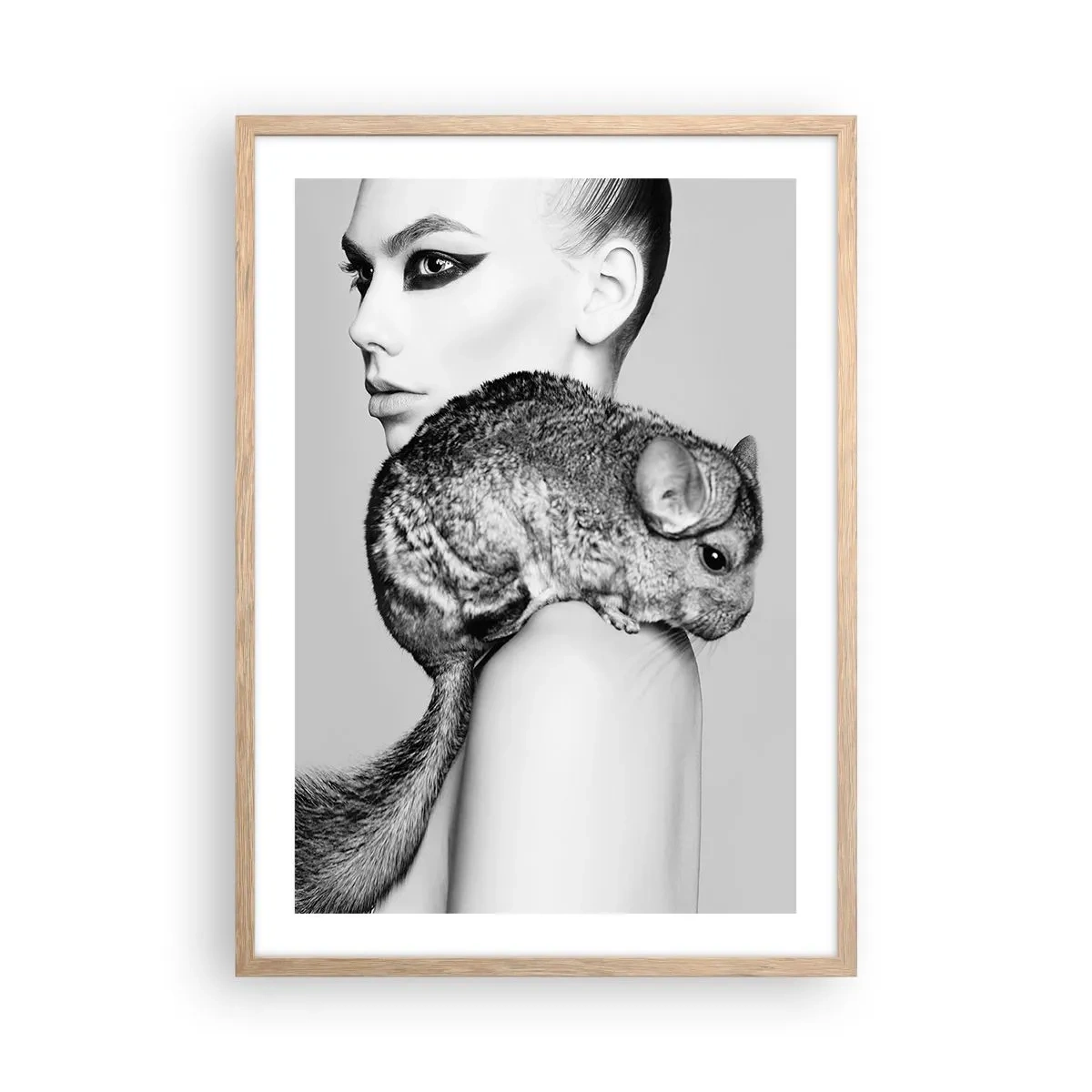 Een poster in een licht eiken lijst - Dame met een chinchilla - 50x70 cm