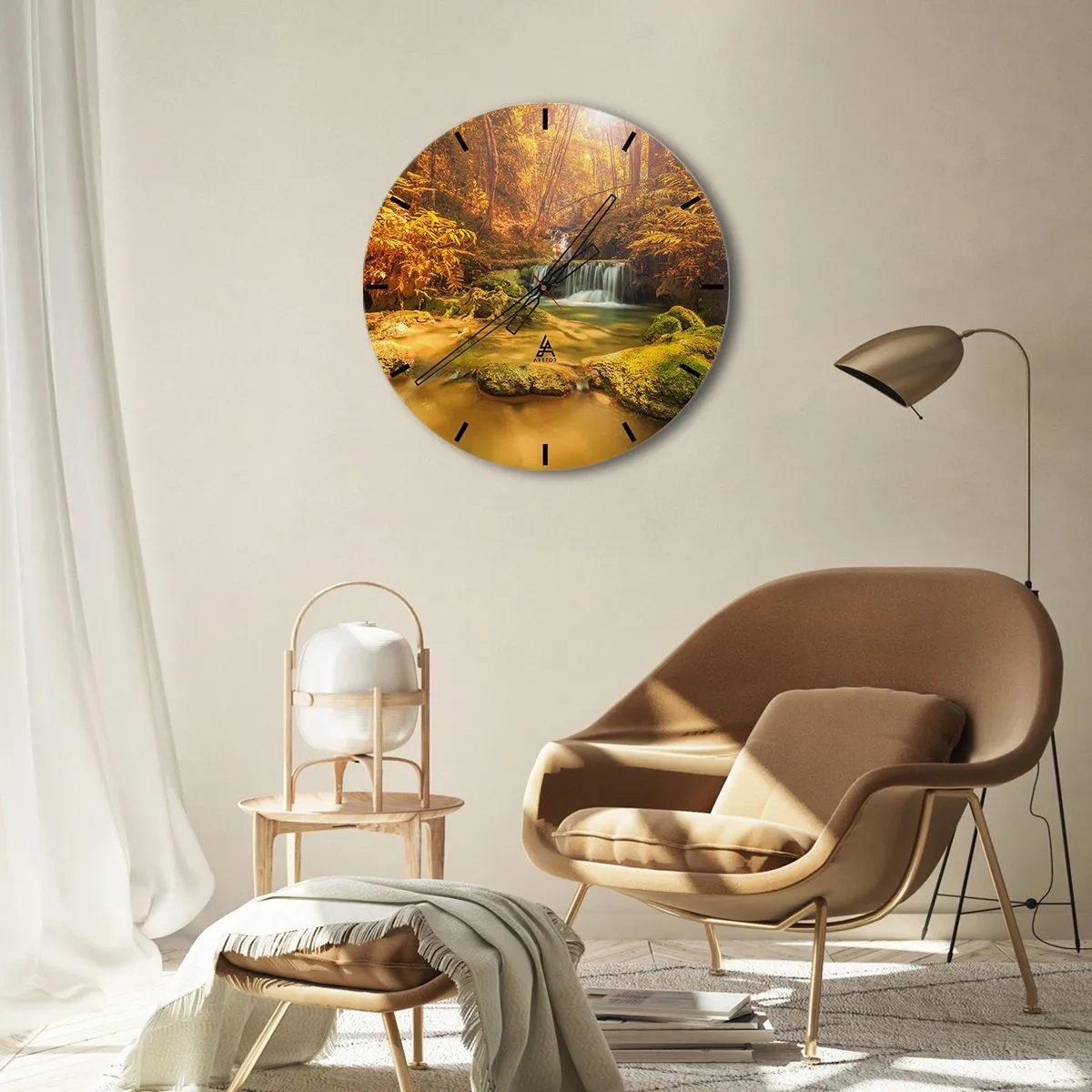 Wandklok - Klok - Een gouden waterval omgeven door weelderige vegetatie - 30x30cm - Boscascade in goud - Moderne wanddecoratie voor woonkamer, keuken en slaapkamer ARTTOR