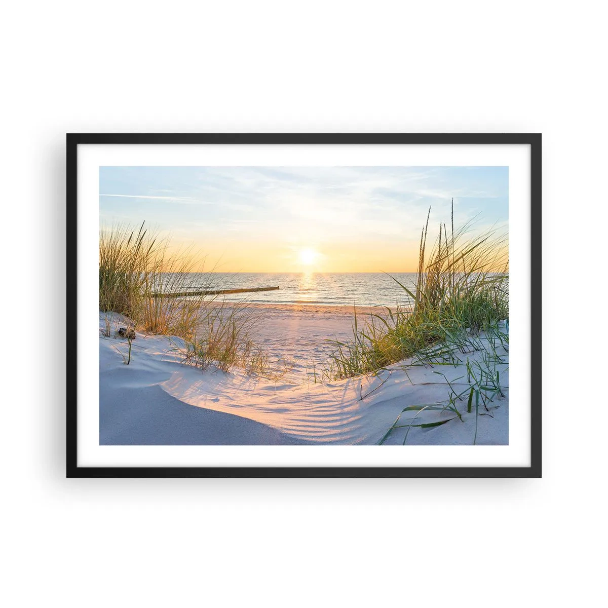 Poster in een zwarte lijst - Het geluid van de zee, het zingen van vogels, een wild strand tussen het gras... - 70x50 cm