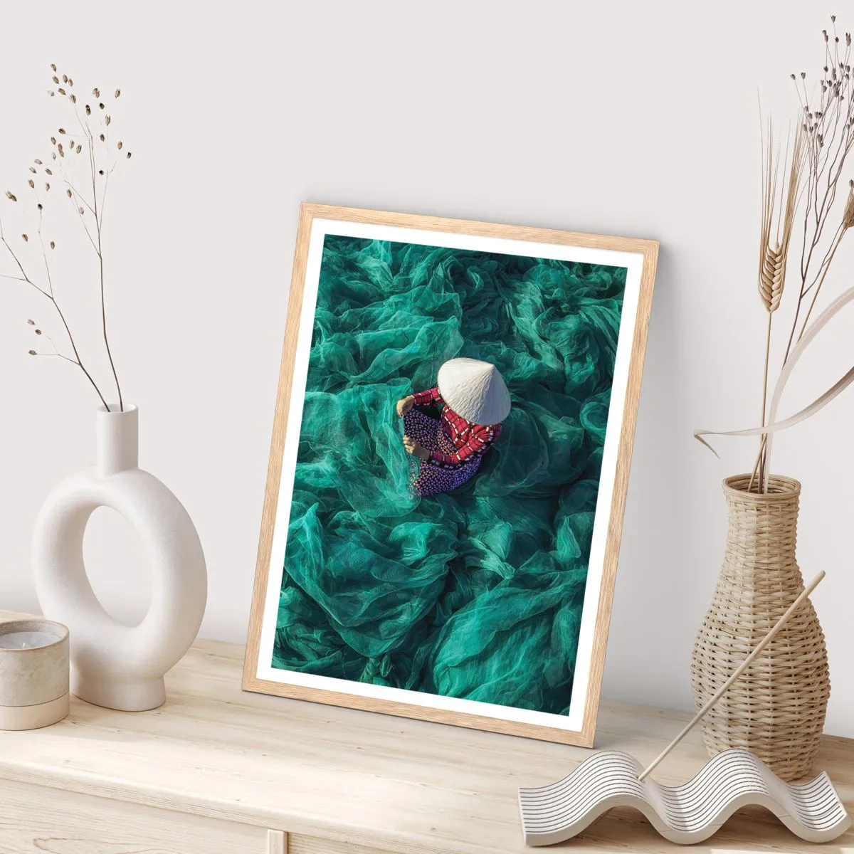 Een poster in een licht eiken lijst - In een zee van netten - 40x50 cm