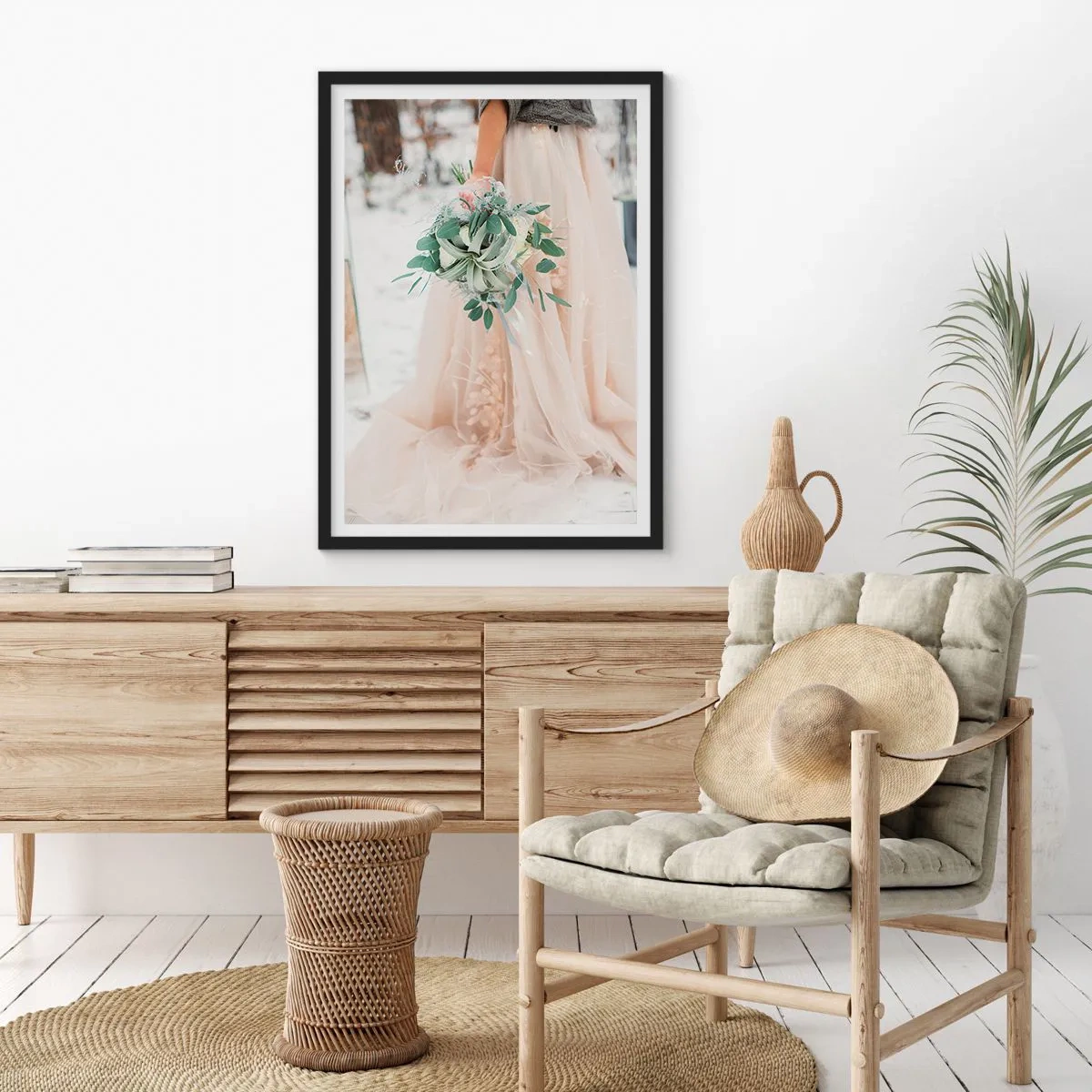 Poster in een zwarte lijst - Een bruid in een beige jurk met een boeket in de sneeuw - 50x70cm - En ze leefden nog lang en gelukkig - Moderne wanddecoratie voor woonkamer en slaapkamer ARTTOR