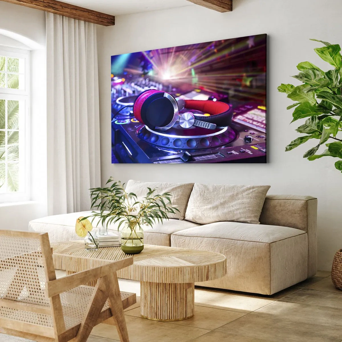 Schilderen op canvas - DJ-koptelefoon op een console verlicht door schijnwerpers op een feest - 70x50cm - Het zal, het zal gebeuren - Moderne wanddecoratie voor woonkamer en slaapkamer ARTTOR