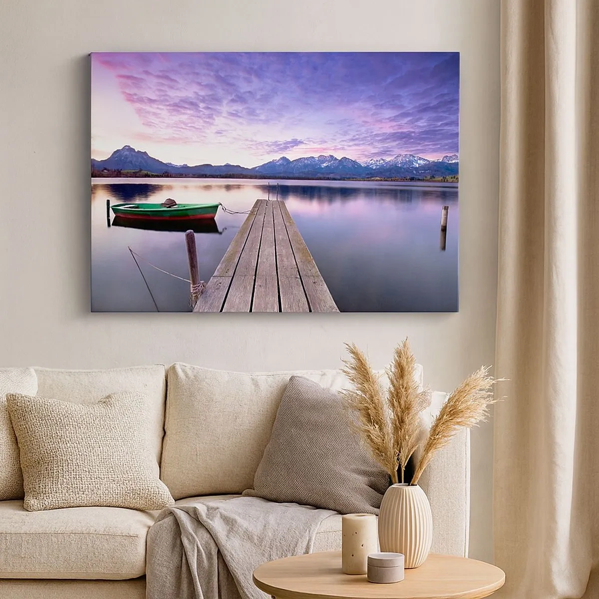 Schilderen op canvas - Een houten pier met een boot op een meer omgeven door bergen bij zonsondergang - 70x50cm - Vriendelijke stilte - Moderne wanddecoratie voor woonkamer en slaapkamer ARTTOR