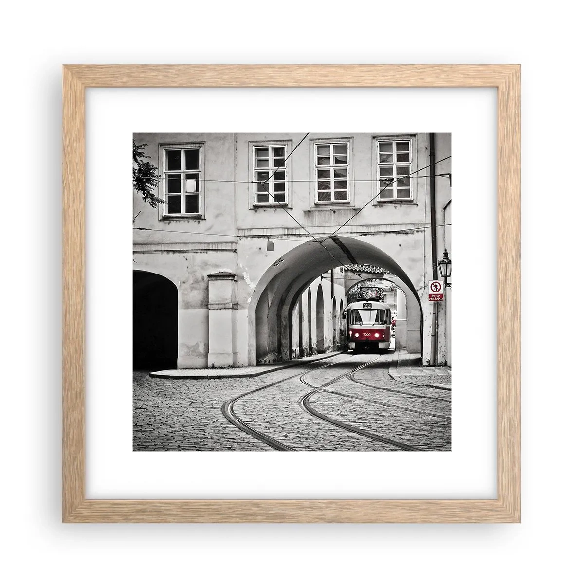 Een poster in een licht eiken lijst - Door het doolhof van de stad - 30x30 cm
