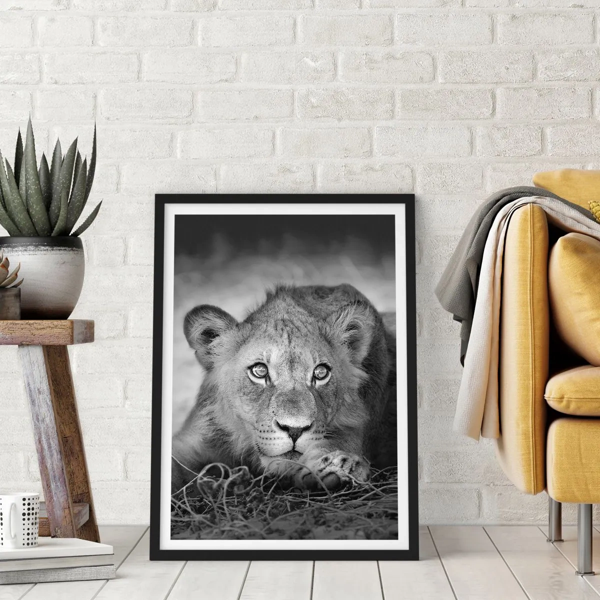 Poster in een zwarte lijst - Een jonge leeuw in monochrome tinten - 50x70cm - Koninklijke puppy - Moderne wanddecoratie voor woonkamer en slaapkamer ARTTOR