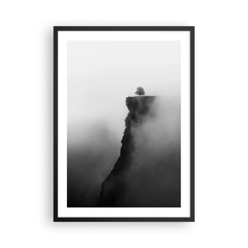 Poster in een zwarte lijst - Een eenzame boom aan de rand van een klif, omgeven door mist - 50x70cm - Aan de rand van de wereld - Moderne wanddecoratie voor woonkamer en slaapkamer ARTTOR