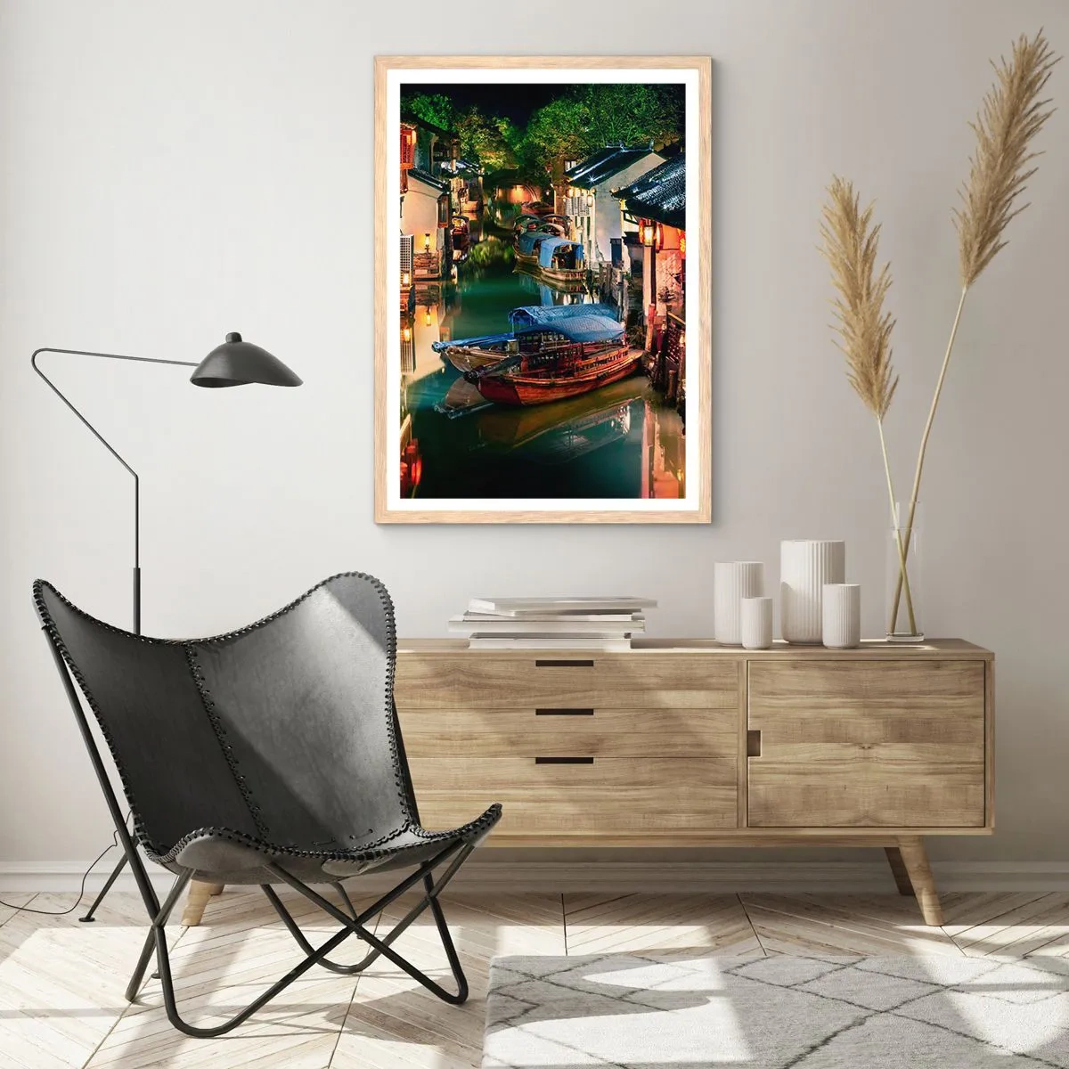 Een poster in een licht eiken lijst - Een avond op een Chinese straat - 40x50 cm