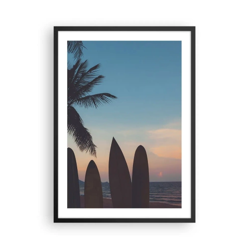 Poster in een zwarte lijst - Surfplanken op het strand met een zonsondergang en palmbomen op de achtergrond - 50x70cm - Morgen wordt ook leuk - Moderne wanddecoratie voor woonkamer en slaapkamer ARTTOR