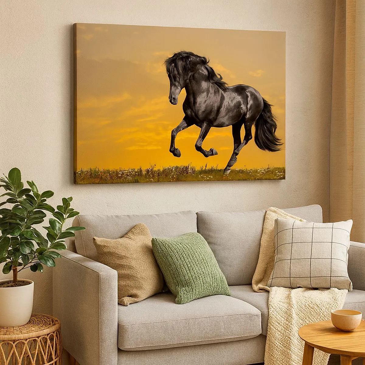 Schilderen op canvas - Een zwart paard galoppeert tegen de achtergrond van een gouden zonsondergang. - 70x50cm - Mooi, vrij en wild - Moderne wanddecoratie voor woonkamer en slaapkamer ARTTOR