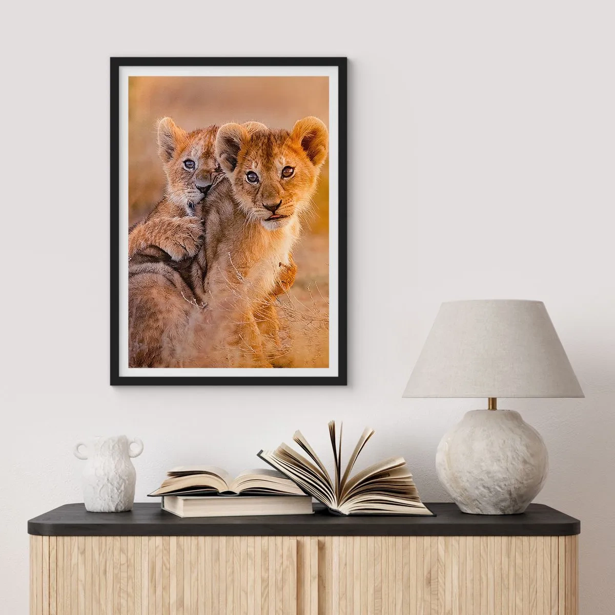 Poster in een zwarte lijst - Leeuwenwelpen in de Afrikaanse savanne - 50x70cm - Niet storen! We hebben plezier - Moderne wanddecoratie voor woonkamer en slaapkamer ARTTOR