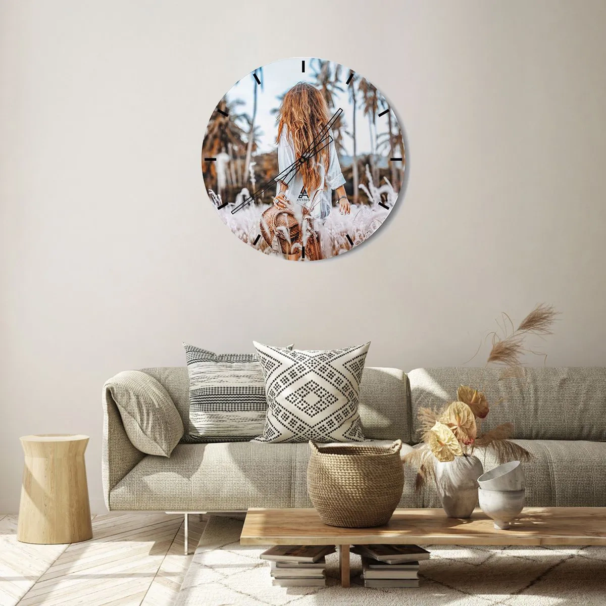 Wandklok - Klok - Een vrouw in een grasveld met palmbomen op de achtergrond - 30x30cm - Geboren uit graspluis - Moderne wanddecoratie voor woonkamer, keuken en slaapkamer ARTTOR