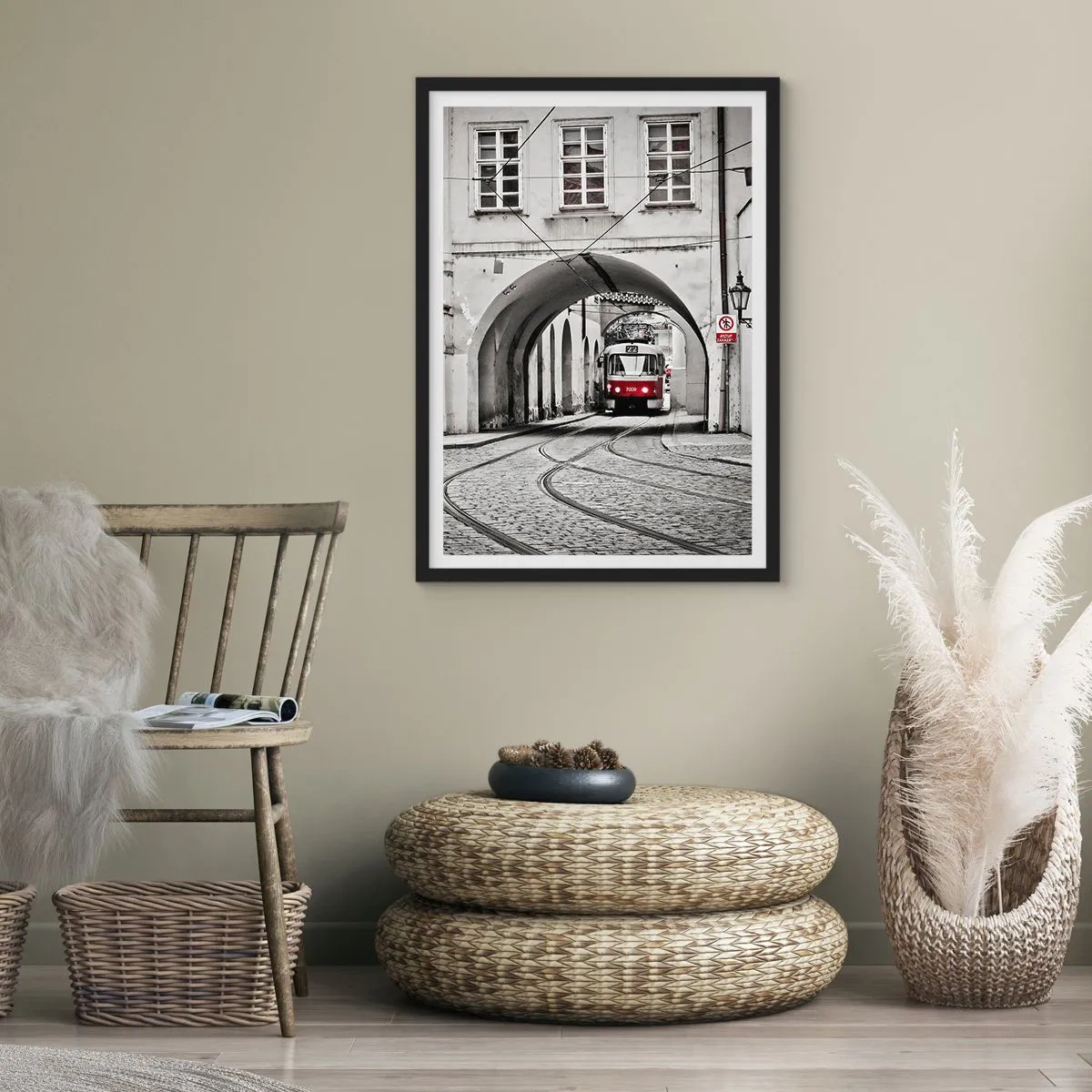 Poster in een zwarte lijst - Rode tram in een zwart-wit setting - 50x70cm - Door het doolhof van de stad - Moderne wanddecoratie voor woonkamer en slaapkamer ARTTOR