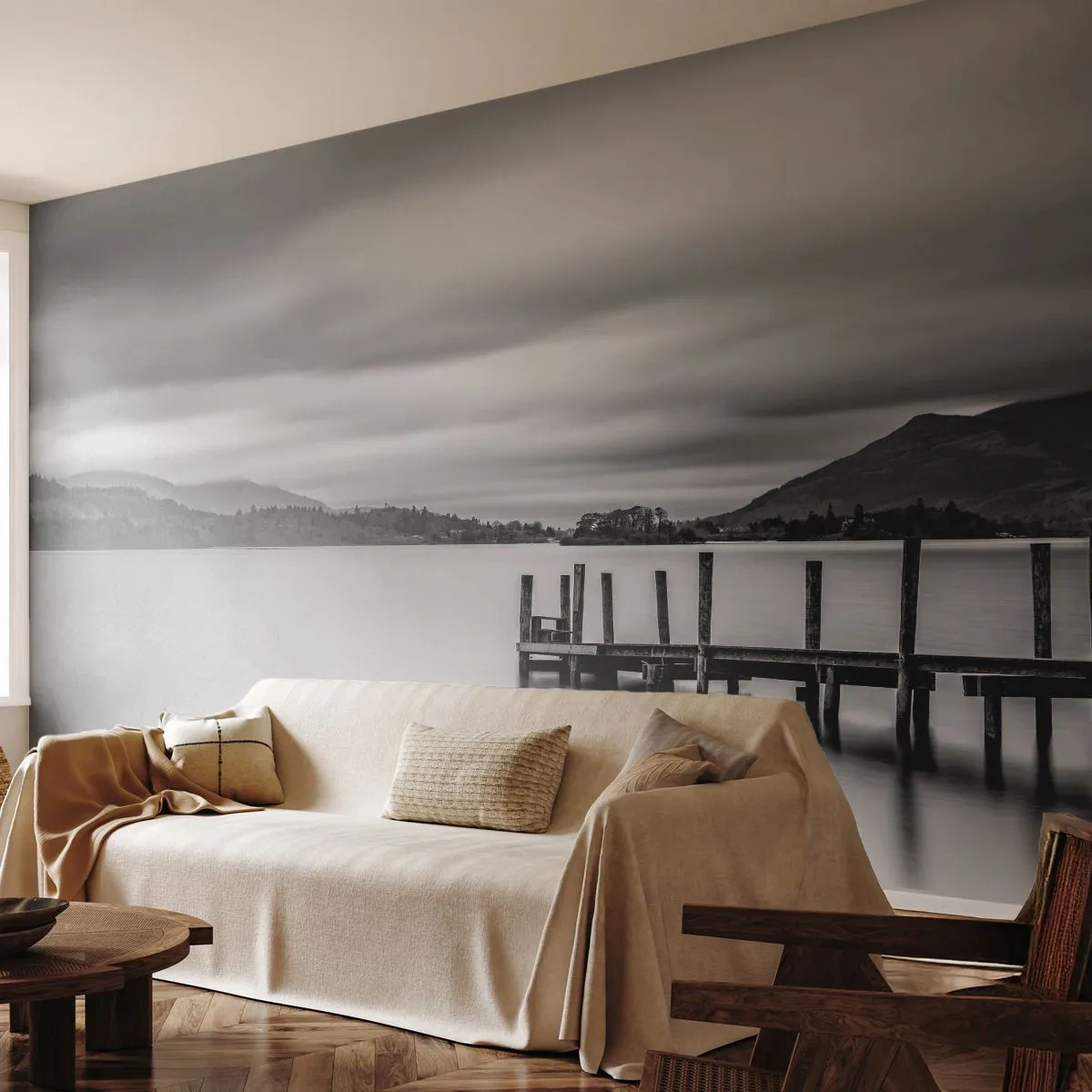 Fotobehang Premium Sand - Zachtheid en kracht - Landschap, Meer, Houten brug - 100x70 cm
