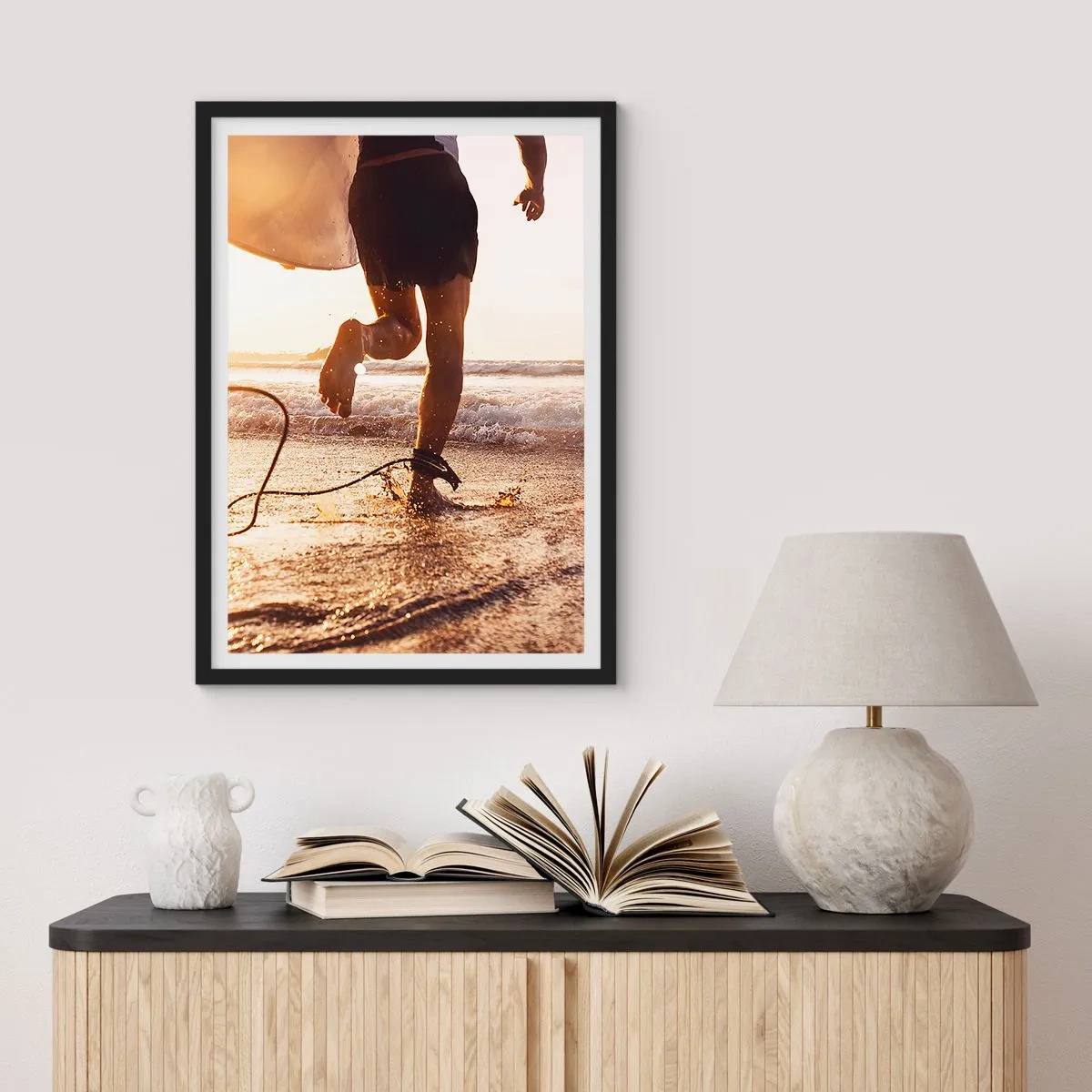 Poster in een zwarte lijst - Om de golf te ontmoeten - 70x100 cm