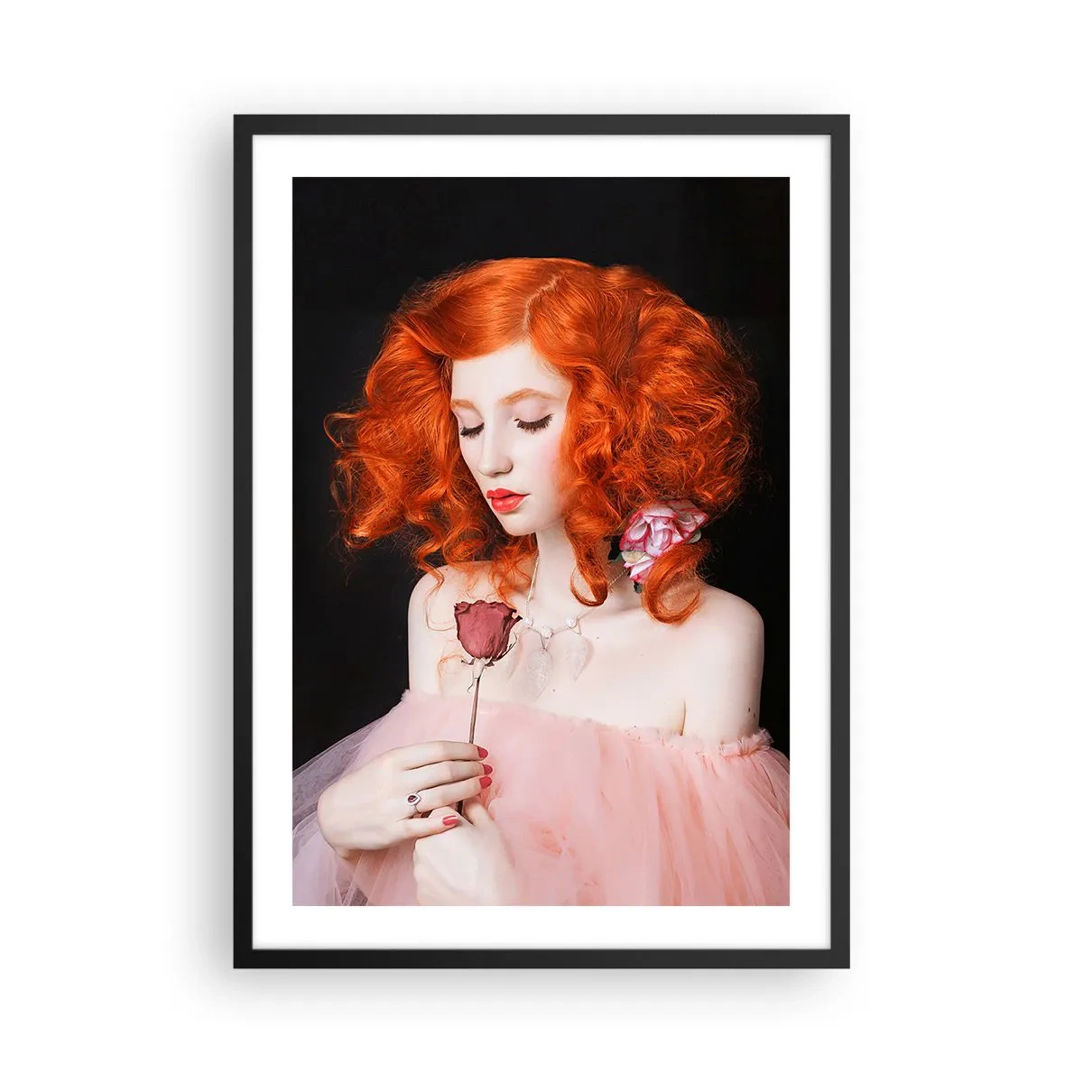 Poster in een zwarte lijst - Portret van een roodharige vrouw met een roos tegen een zwarte achtergrond - 50x70cm - In barokstijl - Moderne wanddecoratie voor woonkamer en slaapkamer ARTTOR