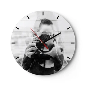 Wandklok - Klok - Vrouw met camera in een artistieke dubbelbelichting - 30x30cm - Maker en materiaal - Moderne wanddecoratie voor woonkamer, keuken en slaapkamer ARTTOR