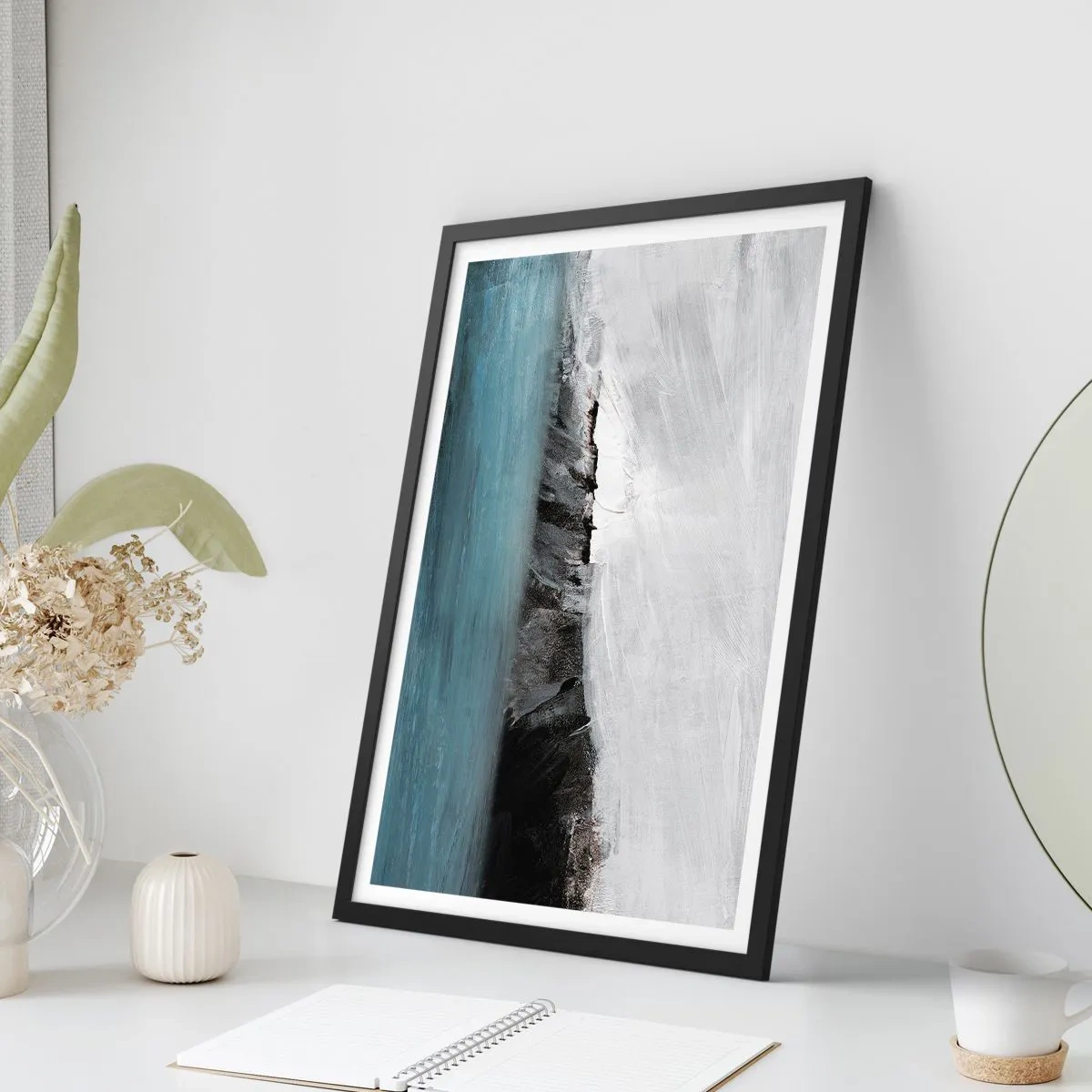 Poster in een zwarte lijst - Abstracte compositie van een rotsachtige kust en oceaan - 50x70cm - Water – aarde: botsing der elementen - Moderne wanddecoratie voor woonkamer en slaapkamer ARTTOR