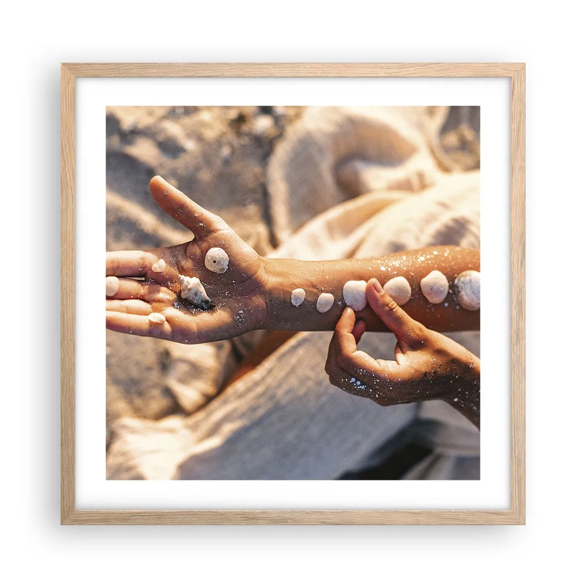 Een poster in een licht eiken lijst - Schoonheid binnen handbereik - 50x50 cm