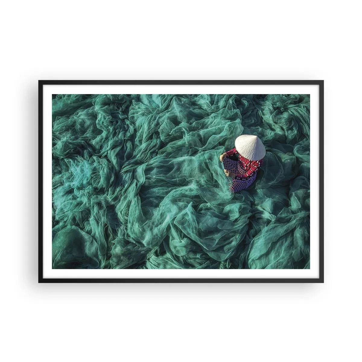 Poster in een zwarte lijst - In een zee van netten - 100x70 cm