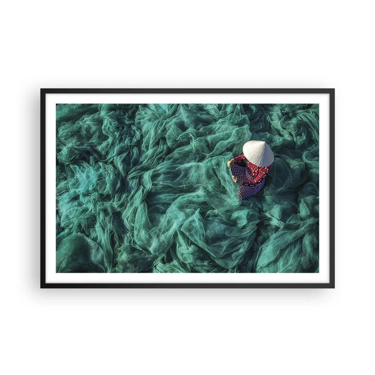 Poster in een zwarte lijst - In een zee van netten - 91x61 cm